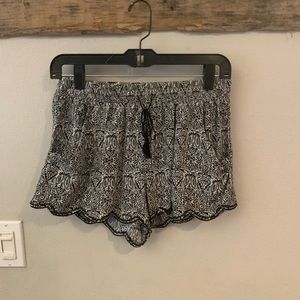 Black printed shorts M